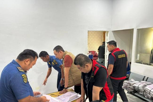 Tim Penyidik Kejaksaan Tinggi Kalimantan Barat (Kejati Kalbar) kembali melanjutkan penggeledahan di Kantor Kesyahbandaran dan Otoritas Pelabuhan (KSOP) Ketapang, Selasa (6/1/2026).(Foto: Humas Kejati Kalbar)