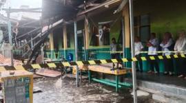 bagian bangunan di lingkungan SMAN 7  di Jalan Dharma Praja 5, Kelurahan Pemurus Luar, Kecamatan Banjarmasin Timur, yang terbakar Rabu (7/1/2026) dinihari  sekitar pukul 02.00 Wita. (SuarIndonesia/DO)