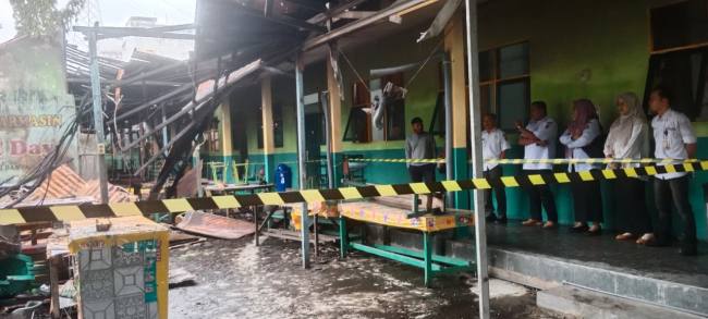 bagian bangunan di lingkungan SMAN 7  di Jalan Dharma Praja 5, Kelurahan Pemurus Luar, Kecamatan Banjarmasin Timur, yang terbakar Rabu (7/1/2026) dinihari  sekitar pukul 02.00 Wita. (SuarIndonesia/DO)