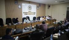 Komisi I DPRD Kalsel memediasi sengketa lahan antara masyarakat Kabupaten Balangan dengan PT Balangan Coal melalui Rapat Dengar Pendapat , Rabu (7/1/2026). (SuarIndonesia/Ist)