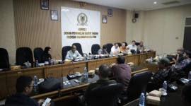 Komisi I DPRD Kalsel memediasi sengketa lahan antara masyarakat Kabupaten Balangan dengan PT Balangan Coal melalui Rapat Dengar Pendapat , Rabu (7/1/2026). (SuarIndonesia/Ist)
