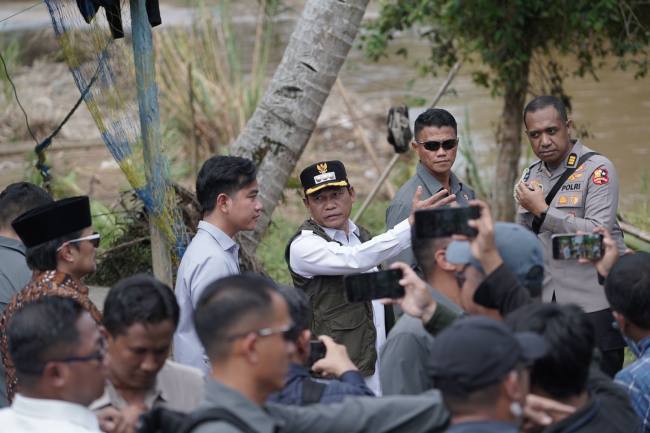 Wakil Presiden (Wapres) Gibran Rakabuming meninjau langsung dampak banjir bandang di Kabupaten Balangan, Kalimantan Selatan, Kamis (8/1/2026) (SuarIndonesia/Adv)