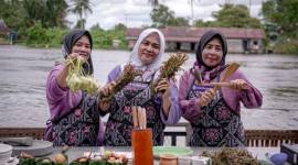  Susilawati, (kiri) dan Khairiyani serta , Karmila Sari berhasil meraih gelar juara mewakili Pulau Kalimantan dan akan melanjutkan kompetisi di Jakarta bulan Februari mendatang. (SuarIndonesia/Ist)