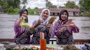  Susilawati, (kiri) dan Khairiyani serta , Karmila Sari berhasil meraih gelar juara mewakili Pulau Kalimantan dan akan melanjutkan kompetisi di Jakarta bulan Februari mendatang. (SuarIndonesia/Ist)