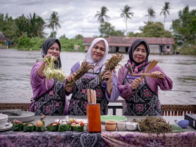  Susilawati, (kiri) dan Khairiyani serta , Karmila Sari berhasil meraih gelar juara mewakili Pulau Kalimantan dan akan melanjutkan kompetisi di Jakarta bulan Februari mendatang. (SuarIndonesia/Ist)