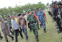 Ketua  dprd kalsel, H Supian HK (kiri berkaca mata hitam) sebelumnya pada apel dipimpin Danrem 101/Antasari Brigjen TNI Ilham Yunus