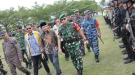 Ketua  dprd kalsel, H Supian HK (kiri berkaca mata hitam) sebelumnya pada apel dipimpin Danrem 101/Antasari Brigjen TNI Ilham Yunus