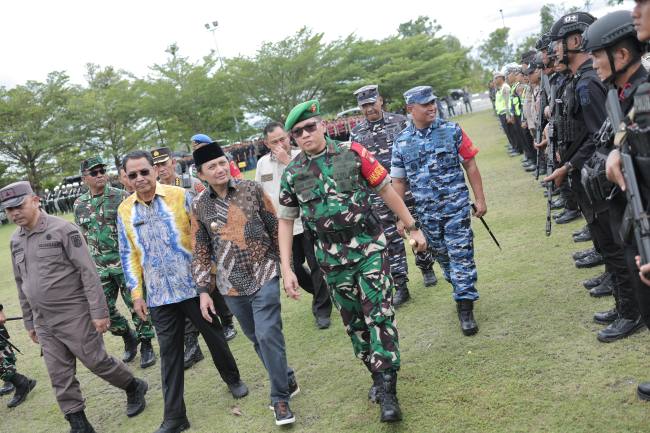 Ketua  dprd kalsel, H Supian HK (kiri berkaca mata hitam) sebelumnya pada apel dipimpin Danrem 101/Antasari Brigjen TNI Ilham Yunus