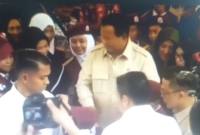 Presiden RI, Prabowo Subianto merasa banggaa pada Siswa Sekolah Rakyat Banjarbaru dan senyum dengar sejumlah pantuin serta denghan senang hati meLayaani apara anak, yang minta tandtaangannya, Senin (12/1/2026). (SuarIndonesia/Repro)