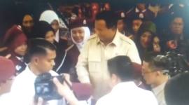 Presiden RI, Prabowo Subianto merasa banggaa pada Siswa Sekolah Rakyat Banjarbaru dan senyum dengar sejumlah pantuin serta denghan senang hati meLayaani apara anak, yang minta tandtaangannya, Senin (12/1/2026). (SuarIndonesia/Repro)