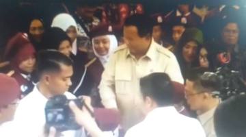 Presiden RI, Prabowo Subianto merasa banggaa pada Siswa Sekolah Rakyat Banjarbaru dan senyum dengar sejumlah pantuin serta denghan senang hati meLayaani apara anak, yang minta tandtaangannya, Senin (12/1/2026). (SuarIndonesia/Repro)