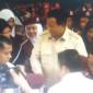 Presiden RI, Prabowo Subianto merasa banggaa pada Siswa Sekolah Rakyat Banjarbaru dan senyum dengar sejumlah pantuin serta denghan senang hati meLayaani apara anak, yang minta tandtaangannya, Senin (12/1/2026). (SuarIndonesia/Repro)