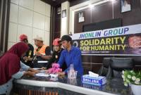 Jhonlin Group menyalurkan bantuan kemanusiaan senilai Rp 1 miliar bagi masyarakat terdampak banjir di Kabupaten Banjar, Kalimantan Selatan, Selasa (13/1/2026) (SuarIndonesia/Ist)