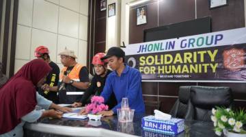 Jhonlin Group menyalurkan bantuan kemanusiaan senilai Rp 1 miliar bagi masyarakat terdampak banjir di Kabupaten Banjar, Kalimantan Selatan, Selasa (13/1/2026) (SuarIndonesia/Ist)