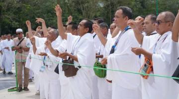 Seluruh jemaah mengikuti kegiatan Pembekalan dan Praktik Manasik Mandiri Massal yang digelar di halaman Expo Tugu Maritam, Kecamatan Paringin Selatan, Rabu (14/1/2026) (SuarIndonesia/Adv)