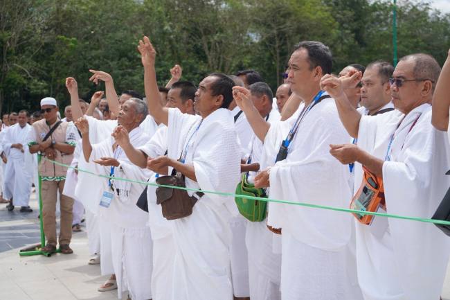 Seluruh jemaah mengikuti kegiatan Pembekalan dan Praktik Manasik Mandiri Massal yang digelar di halaman Expo Tugu Maritam, Kecamatan Paringin Selatan, Rabu (14/1/2026) (SuarIndonesia/Adv)