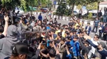 AKSI MASSA DI KALSEL Tolak Pilkada Lewat DPRD, “Jangan Tarik Mundur Demokrasi !”