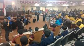 Gelombang protes mahasiswa dari berbagai kampus yang tergabung dalam Badan Eksekutif Mahasiswa (BEM) menyambangi Gedung DPRD Kalimantan Selatan (Kalsel), Kamis (15/1/2026) sore (SuarIndonesia/H<)
