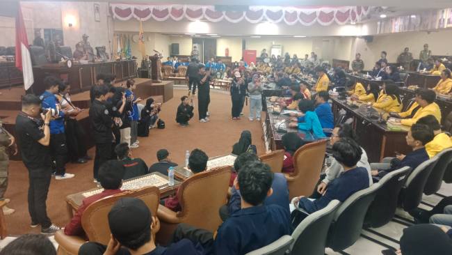Gelombang protes mahasiswa dari berbagai kampus yang tergabung dalam Badan Eksekutif Mahasiswa (BEM) menyambangi Gedung DPRD Kalimantan Selatan (Kalsel), Kamis (15/1/2026) sore (SuarIndonesia/H<)
