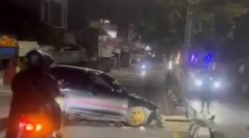 DIDUGA MABUK Sopir Toyota Starlet Tabrak Motor, Berakhir Hantam Median Jembatan