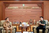 Gubernur Kalbar Ria Norsan saat menerima audiensi Ketua Lembaga Investasi Badan Advokasi Penyelamat Aset Negara (Li-Bapan) Stefanus Febyan Babaro beserta jajaran di Ruang Kerja Gubernur Kalbar, Senin (19/1/2026). (Foto: ANTARA/Rendra Oxtora)