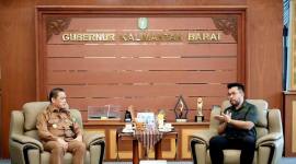 Gubernur Kalbar Ria Norsan saat menerima audiensi Ketua Lembaga Investasi Badan Advokasi Penyelamat Aset Negara (Li-Bapan) Stefanus Febyan Babaro beserta jajaran di Ruang Kerja Gubernur Kalbar, Senin (19/1/2026). (Foto: ANTARA/Rendra Oxtora)