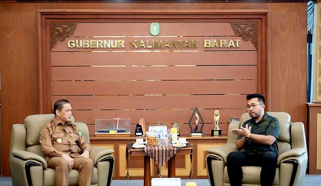 Gubernur Kalbar Ria Norsan saat menerima audiensi Ketua Lembaga Investasi Badan Advokasi Penyelamat Aset Negara (Li-Bapan) Stefanus Febyan Babaro beserta jajaran di Ruang Kerja Gubernur Kalbar, Senin (19/1/2026). (Foto: ANTARA/Rendra Oxtora)