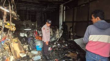 RUKO TERBAKAR Karyawan Berlarian Selamatkan Diri, Hanguskan Tiga Motor dan Tumpukan “Styrofoam Box”  .