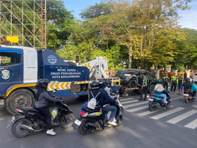 Kecelakaan lalu lintas terjadi di Jalan Lambung Mangkurat, tepatnya di depan Café Hutan Kota, Banjarmasin, Minggu (25/1/2026) sekitar pukul 05.30 WITA.. (suarIndonesia/Ist)