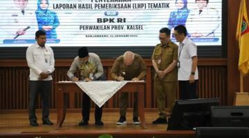Penyerahkan dua Laporan Hasil Pemeriksaan (LHP) Semester II Tahun 2025 kepada Pemerintah Provinsi dan Bank Kalsel di Gedung DR. KH. Idham Chalid, Komplek Kantor Gubernur Kalsel, Senin (26/1/2026). (SuarIndonesia/Ist)