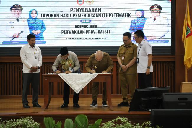 Penyerahkan dua Laporan Hasil Pemeriksaan (LHP) Semester II Tahun 2025 kepada Pemerintah Provinsi dan Bank Kalsel di Gedung DR. KH. Idham Chalid, Komplek Kantor Gubernur Kalsel, Senin (26/1/2026). (SuarIndonesia/Ist)