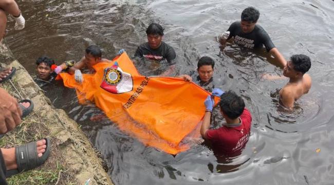 Seorang pria Mr-x (tanpa identitas  ditemukan kondisi tak bernyawa di Sungai Jalan Jafri Zam-zam Banjarmasin Barat, Selasa (27/1/2026). (SuarIndonesia/DO)
