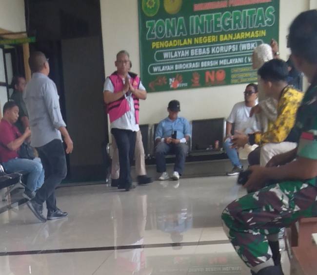 Sutikno, mantan Sekda Kabupaten Balangan, usai persidangan di Pengadilan Tipikor Banjarmasin, Rabu (28/1/2026) (SuarIndonesia/ZI))