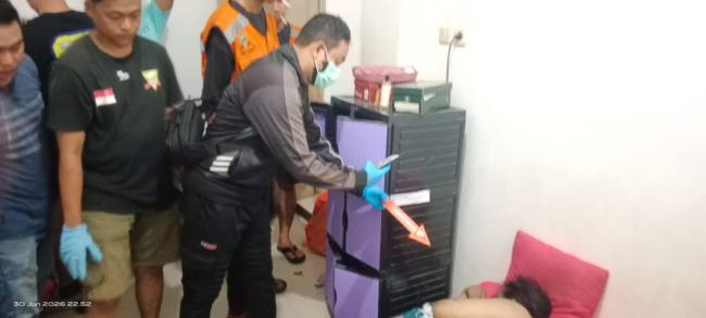 Endang Prihandini (58), ditemukan tak bernyawa di dalam Kost Putri di kawasan Brigjen Haji Hasan Basri Banjarmasin Utara, Jum'at (31/1/2026) malam (SuarIndonesia/DO)