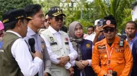Ketua DPRD Balangan (kedua dari kanan) saat meninjau dampak banjir bersama wapres.