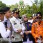 Ketua DPRD Balangan (kedua dari kanan) saat meninjau dampak banjir bersama wapres.