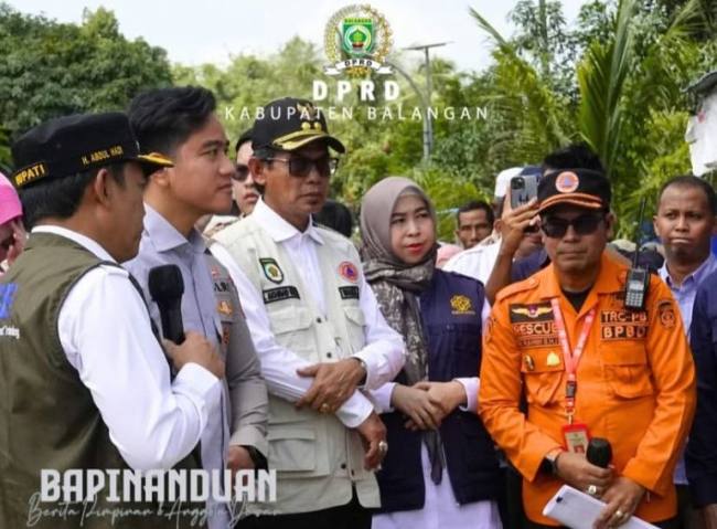 Ketua DPRD Balangan (kedua dari kanan) saat meninjau dampak banjir bersama wapres.