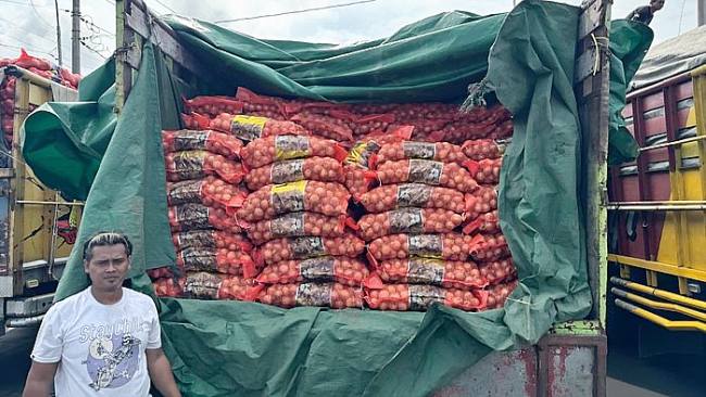 Bawang bombay ilegal dari Pontianak yang dikirim ke Semarang. (Foto: Kementan)