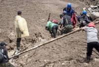 Tim SAR gabungan mengevakuasi korban bencana tanah longsor yang ditemukan di Desa Pasirlangu, Cisarua, Kabupaten Bandung Barat, Jawa Barat. (Foto: ANTARA/Abdan Syakura)