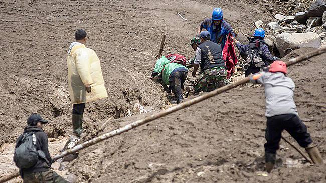 Tim SAR gabungan mengevakuasi korban bencana tanah longsor yang ditemukan di Desa Pasirlangu, Cisarua, Kabupaten Bandung Barat, Jawa Barat. (Foto: ANTARA/Abdan Syakura)