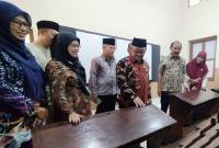 Menteri Pendidikan Dasar dan Menengah (Mendikdasmen) RI Abdul Mu’ti saat meninjau ruang kelas SD Muhammadiyah 1 Kudus, Jawa Tengah, yang mendapatkan program revitalisasi, Jumat (2/1/2026). (ANTARA/A Nazaruddin L)