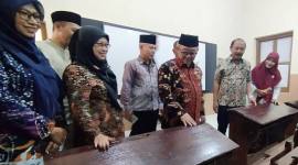 Menteri Pendidikan Dasar dan Menengah (Mendikdasmen) RI Abdul Mu’ti saat meninjau ruang kelas SD Muhammadiyah 1 Kudus, Jawa Tengah, yang mendapatkan program revitalisasi, Jumat (2/1/2026). (ANTARA/A Nazaruddin L)