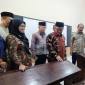 Menteri Pendidikan Dasar dan Menengah (Mendikdasmen) RI Abdul Mu’ti saat meninjau ruang kelas SD Muhammadiyah 1 Kudus, Jawa Tengah, yang mendapatkan program revitalisasi, Jumat (2/1/2026). (ANTARA/A Nazaruddin L)
