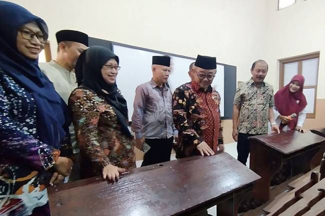 Menteri Pendidikan Dasar dan Menengah (Mendikdasmen) RI Abdul Mu’ti saat meninjau ruang kelas SD Muhammadiyah 1 Kudus, Jawa Tengah, yang mendapatkan program revitalisasi, Jumat (2/1/2026). (ANTARA/A Nazaruddin L)