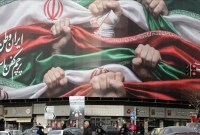 ilustrasi Iran unjuk-rasa_ Arsip foto - Sebuah spanduk raksasa terlihat di Alun-Alun Enghelab di Teheran,(SI/ANTARA/Anadolu/py/aa