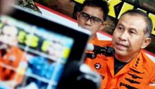 Kepala Basarnas Marsekal Madya TNI Mohammad Syafii menjawab pertanyaan wartawan saat konferensi pers penanganan korban kecelakaan pesawat ATR 42-500 PK-THT pada wilayah pegunungan Bulusaraung, di Posko DVI Polda Sulsel, Jala Kumala Makassar, Sulawesi Selatan, Jumat (23/1/2025). (ANTARA/Darwin Fatir)