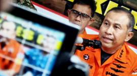 Kepala Basarnas Marsekal Madya TNI Mohammad Syafii menjawab pertanyaan wartawan saat konferensi pers penanganan korban kecelakaan pesawat ATR 42-500 PK-THT pada wilayah pegunungan Bulusaraung, di Posko DVI Polda Sulsel, Jala Kumala Makassar, Sulawesi Selatan, Jumat (23/1/2025). (ANTARA/Darwin Fatir)