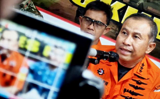 Kepala Basarnas Marsekal Madya TNI Mohammad Syafii menjawab pertanyaan wartawan saat konferensi pers penanganan korban kecelakaan pesawat ATR 42-500 PK-THT pada wilayah pegunungan Bulusaraung, di Posko DVI Polda Sulsel, Jala Kumala Makassar, Sulawesi Selatan, Jumat (23/1/2025). (ANTARA/Darwin Fatir)