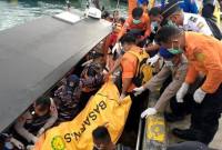 Jenazah anak pelatih Valencia ditemukan dalam bangkai kapal wisata KM Putri Sakinah di perairan Pedde, Pulau Komodo, Manggarai Barat, NTT, Selasa (6/1).ANTARA FOTO/Gecio Viana