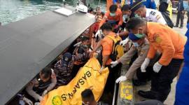 Jenazah anak pelatih Valencia ditemukan dalam bangkai kapal wisata KM Putri Sakinah di perairan Pedde, Pulau Komodo, Manggarai Barat, NTT, Selasa (6/1).ANTARA FOTO/Gecio Viana